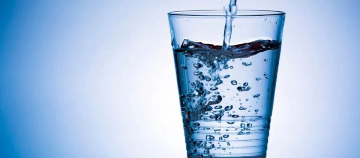 Γιατί δεν κάνει να πίνουμε νερό με άδειο στομάχι;